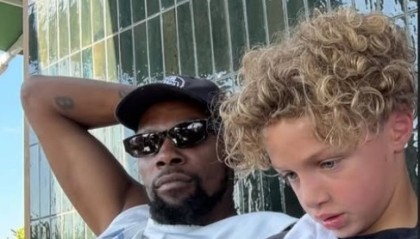 美媒调侃杜兰特与Drake儿子玩平板 ：孩子你在帮KD校对推文😂？