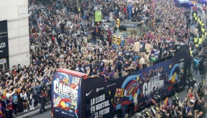 永利APP-巴萨巡游庆祝夺冠：数万人狂欢，梅西名字又成歌词